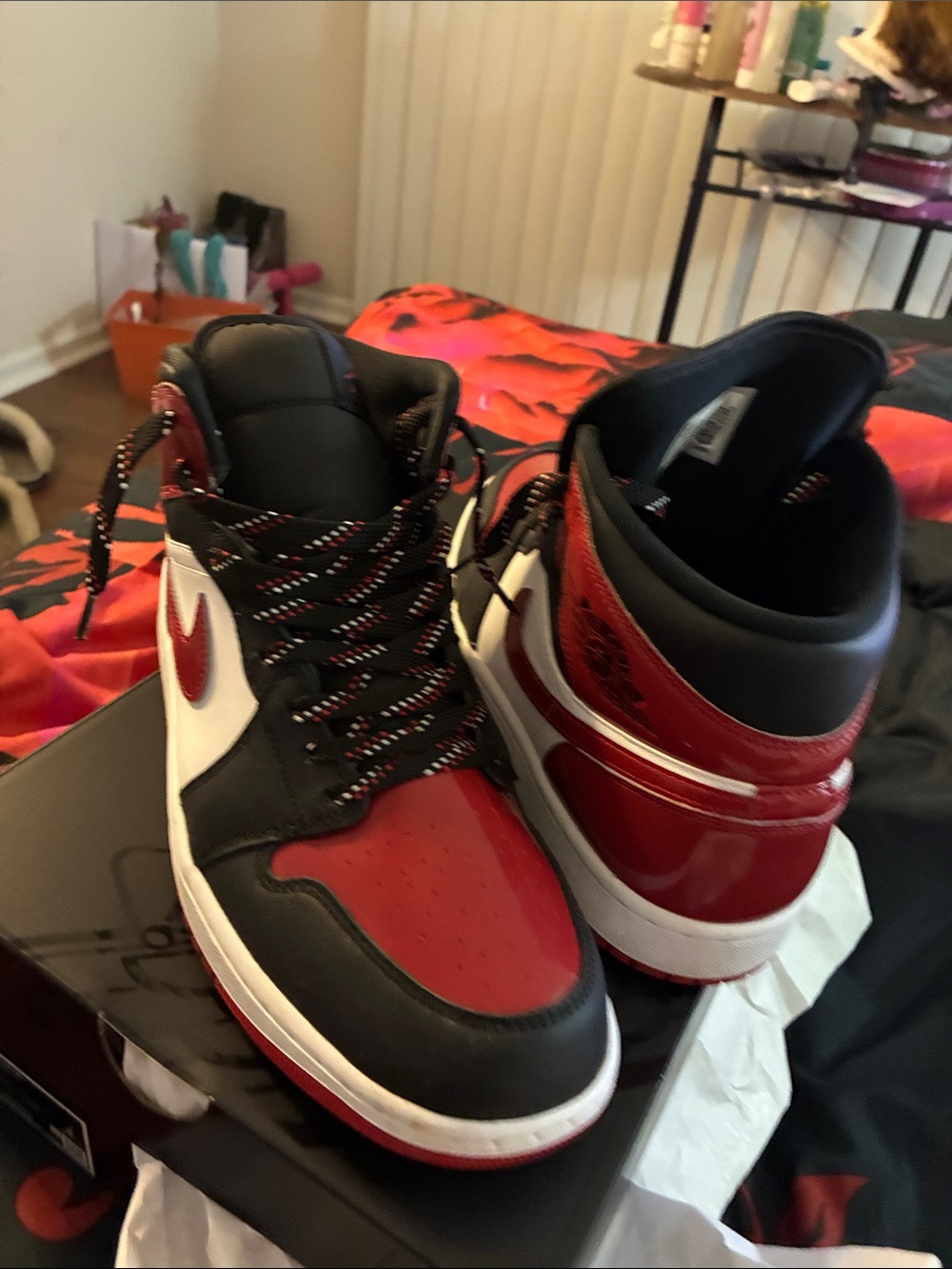 BRAND NEW AIR Jordan 1 MID High-Top Sneakers in Black, Red & White